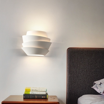 Crise Wall Light | White Metal Bedside Wall Lamp Modern Sconce